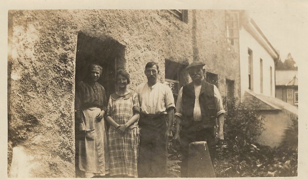 a11c Gordon Major and wife Flo John and Louise Major 1924