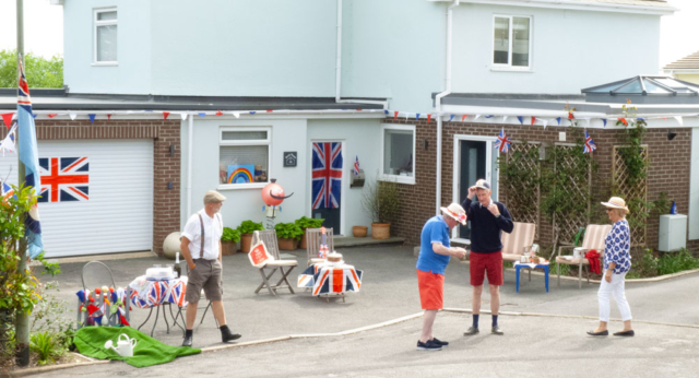 Manor Road folk VE Day 75