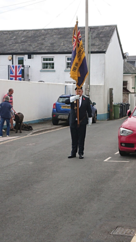 Les performing his memorial duties