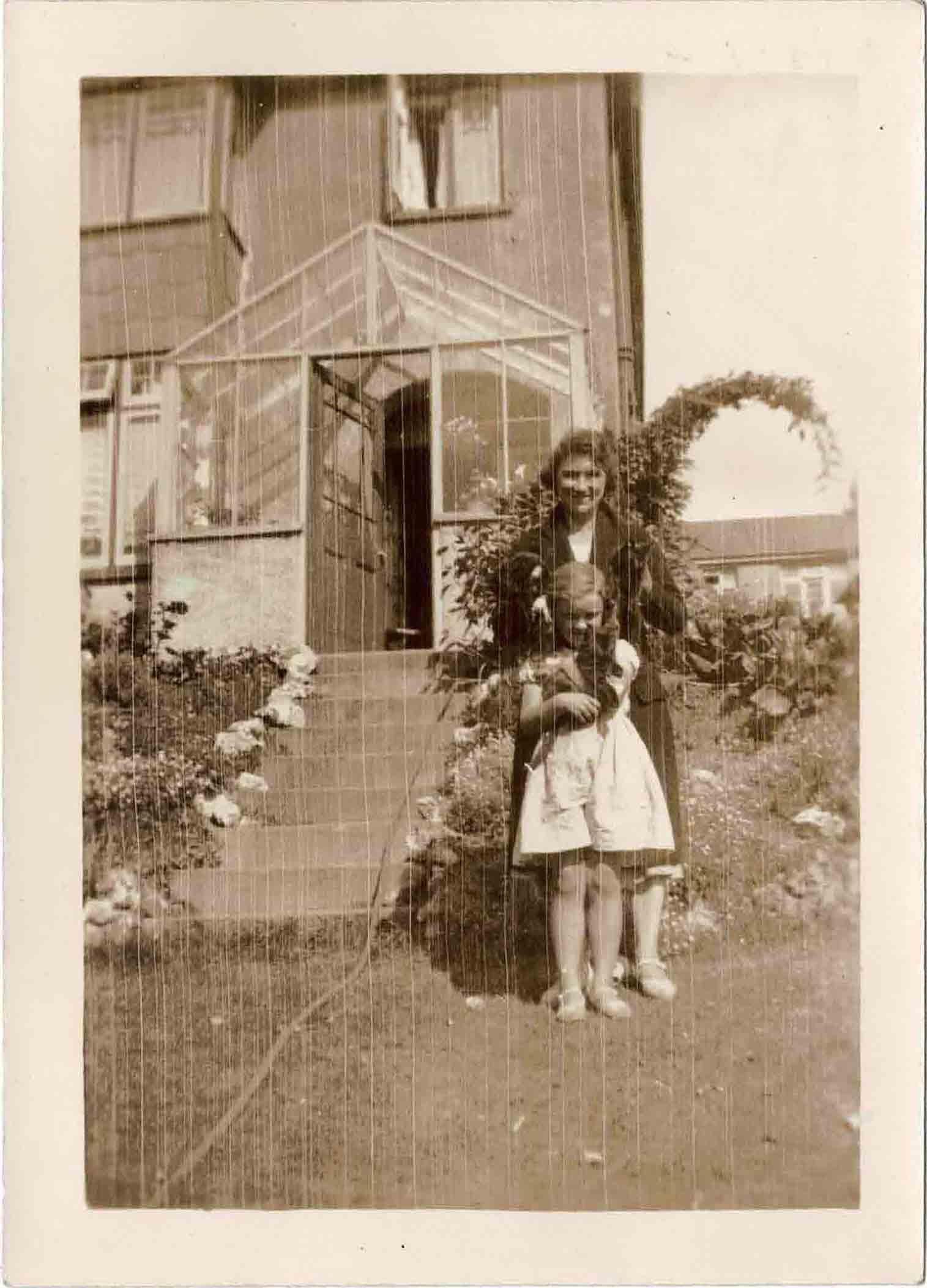 2274 Photograph Molly and Grace Coombe 1930 Photograph of Grace Coombe née Loud and Molly Coombe outdoors with cats.