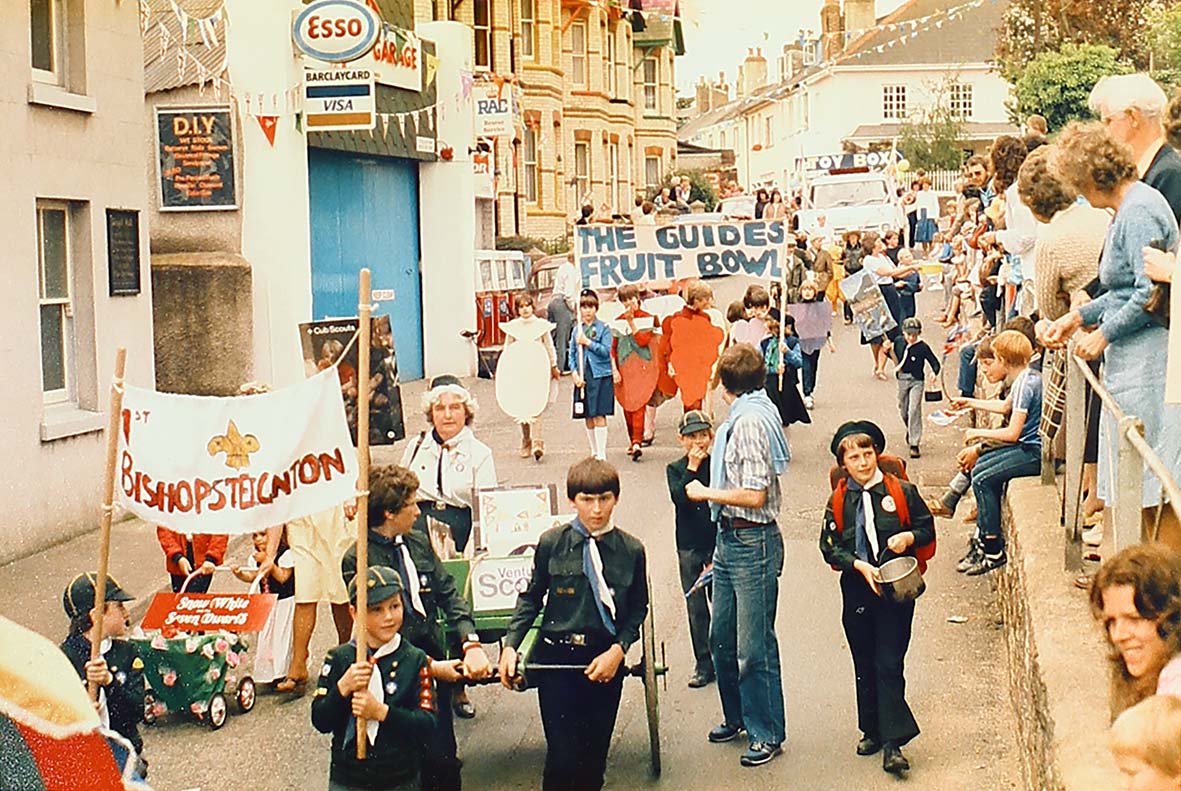 Photograph of 1st Bishopsteignton Scouts in Bishopsteignton Carnival 1983