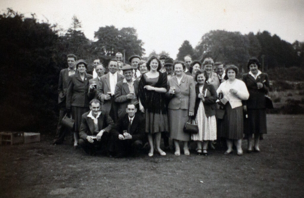 Photograph of Bishopsteignton residents taken on a Manor Inn outing