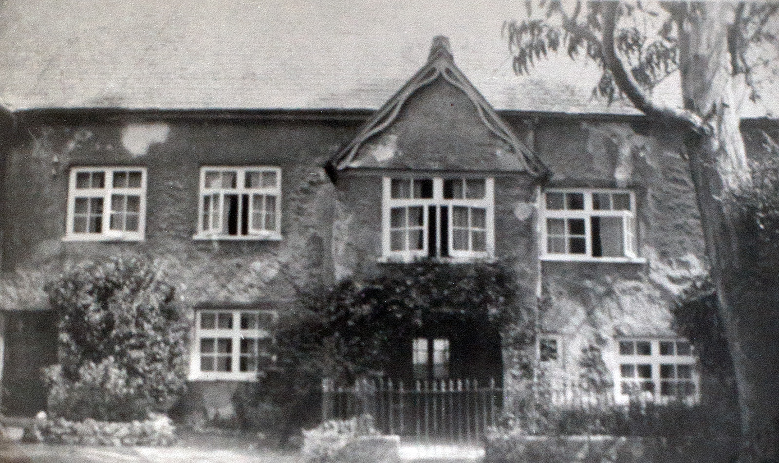 Photograph showing the front of Manor Farm, c1915