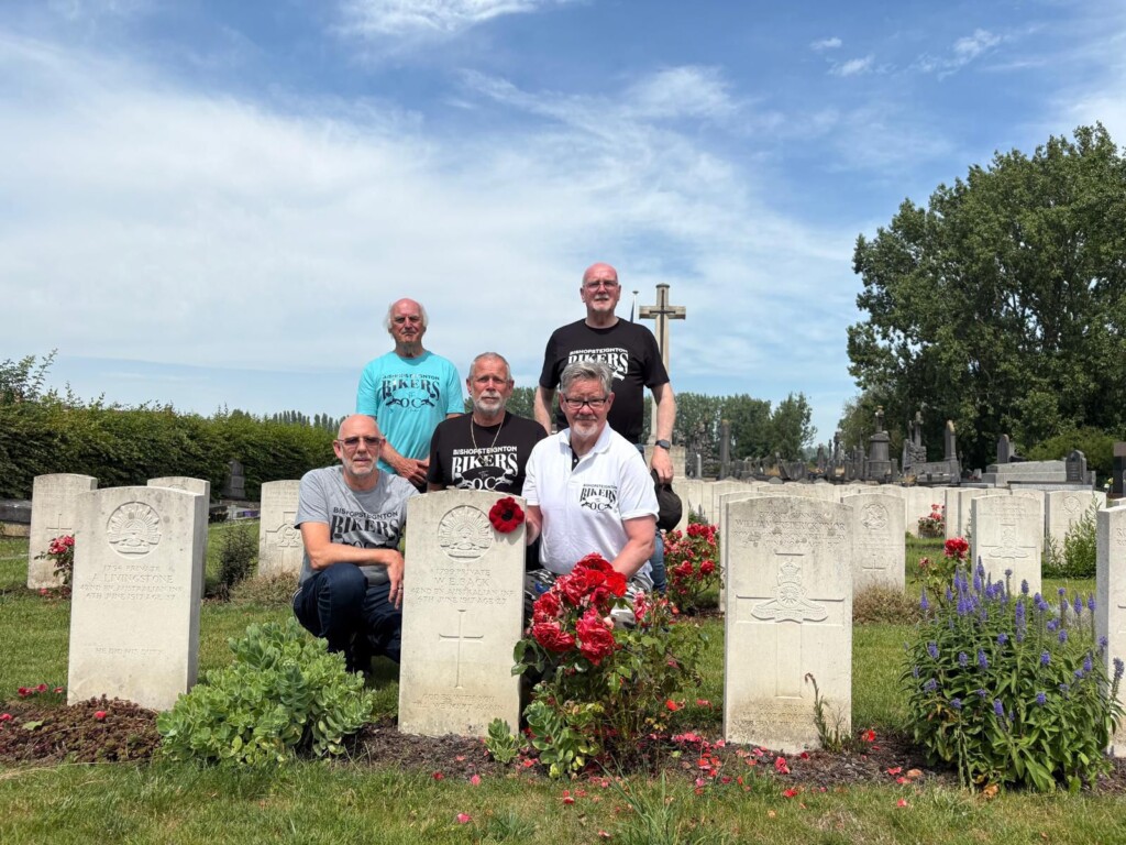 43450 Bishop Bikers at Graveside of W E Back Pont de Nieppe